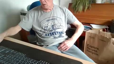Snapshot of petitwilly chatting on April 13, 2026, 11:05 am petitwilly online show from April 13, 2026, 11:05 am