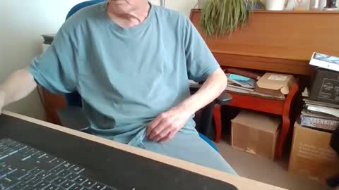 Snapshot of petitwilly chatting on April 29, 2026, 9:35 am petitwilly online show from April 29, 2026, 9:35 am