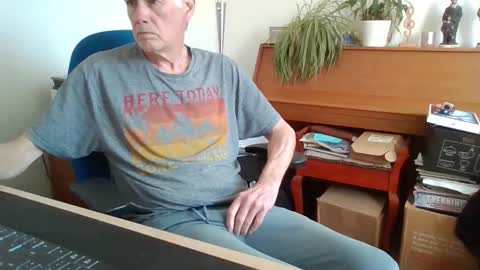 Snapshot of petitwilly chatting on April 30, 2026, 9:04 am petitwilly online show from April 30, 2026, 9:04 am