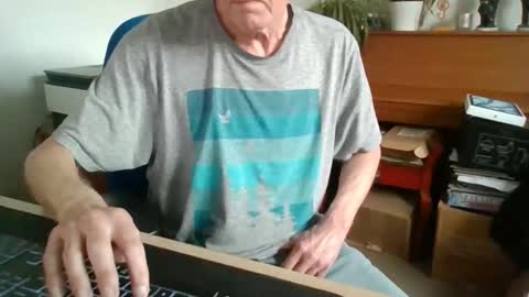 Snapshot of petitwilly chatting on May 5, 2026, 3:42 pm petitwilly online show from May 5, 2026, 3:42 pm