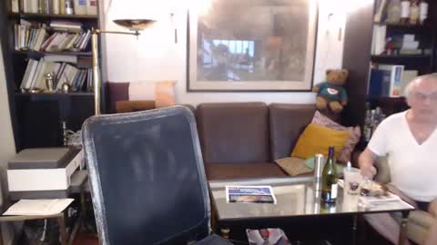 Snapshot of philoumis2 chatting on February 7, 2025, 8:53 pm Philippe online show from February 7, 2025, 8:53 pm