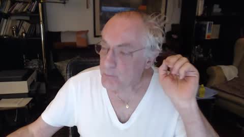 Snapshot of philoumis2 chatting on February 9, 2025, 7:41 pm Philippe online show from February 9, 2025, 7:41 pm