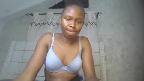 Snapshot of phoebe015 chatting on February 25, 2026, 7:23 pm phoebe online show from February 25, 2026, 7:23 pm