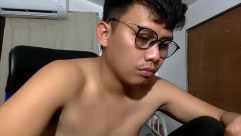 pingkoy0517 online show from April 3, 2026, 11:08 am