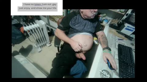 Snapshot of pini_z chatting on December 22, 2024, 4:38 pm pini_z online show from December 22, 2024, 4:38 pm