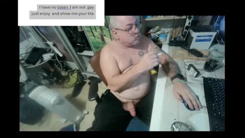 Snapshot of pini_z chatting on December 25, 2024, 10:37 pm pini_z online show from December 25, 2024, 10:37 pm