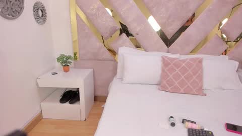 Pink Soul  online show from November 17, 2025, 9:42 pm