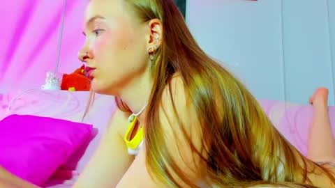 Snapshot of pinkk_lemonade chatting on July 7, 2026, 11:03 am Mila online show from July 7, 2026, 11:03 am