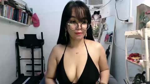 Snapshot of pinkyrosexx chatting on January 29, 2025, 11:25 pm Rose online show from January 29, 2025, 11:25 pm