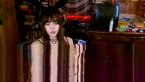 Izzy online show from November 10, 2025, 5:01 pm