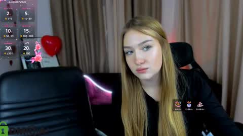 Snapshot of playful_sophie chatting on February 20, 2025, 3:45 am Sophie online show from February 20, 2025, 3:45 am