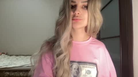 Snapshot of playfuldoll18 chatting on November 4, 2025, 9:36 pm Mia online show from November 4, 2025, 9:36 pm