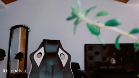 Snapshot of poeeticaa_ chatting on December 17, 2024, 5:15 pm IG ipoetica online show from December 17, 2024, 5:15 pm