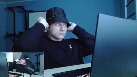 Snapshot of poliglotjoe2 chatting on February 8, 2026, 9:23 am Poliglotjoe2 online show from February 8, 2026, 9:23 am