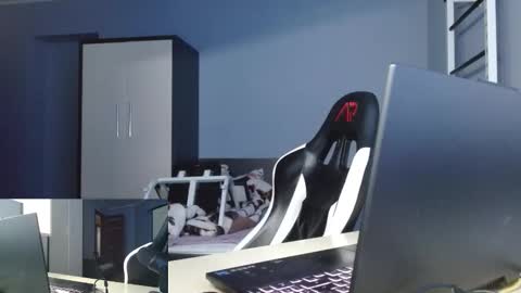 Snapshot of poliglotjoe2 chatting on February 14, 2026, 1:52 pm Poliglotjoe2 online show from February 14, 2026, 1:52 pm