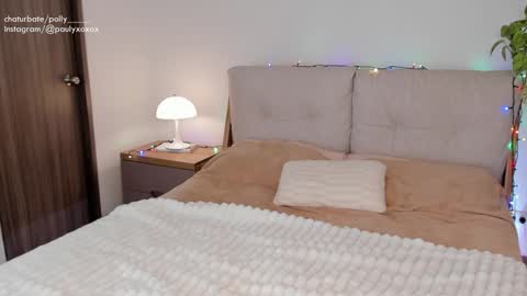 Polly online show from December 3, 2024, 1:08 am