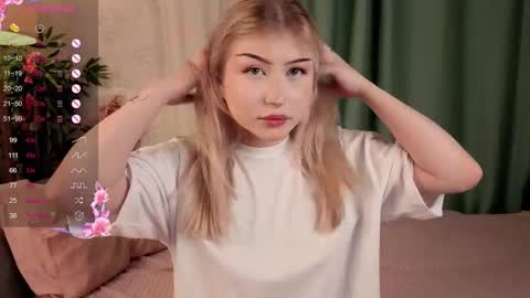 Snapshot of pollybun chatting on October 20, 2025, 5:46 pm Anna online show from October 20, 2025, 5:46 pm