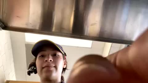 pr3ttynperla online show from September 16, 2025, 1:45 pm