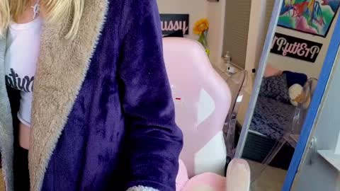 Evangeline Eva Darling online show from November 14, 2025, 4:33 am