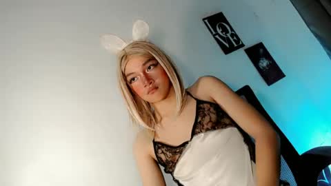 precious_laura18 online show from June 18, 2026, 6:23 pm