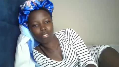 pretty_petite_ebony online show from February 13, 2026, 9:44 pm