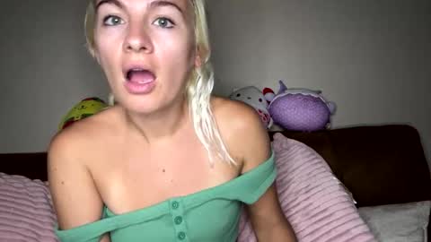 Snapshot of prettybabypetite chatting on October 28, 2025, 2:37 am Missy Jack online show from October 28, 2025, 2:37 am