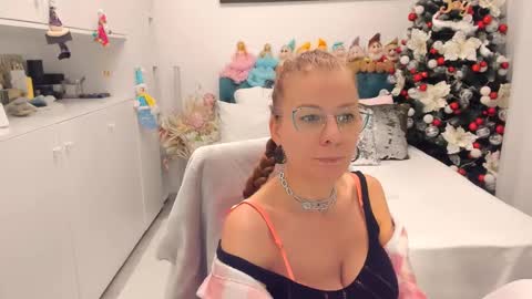 Snapshot of prettyblackeyes chatting on December 11, 2024, 7:20 am wilma online show from December 11, 2024, 7:20 am