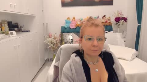 Snapshot of prettyblackeyes chatting on March 1, 2025, 2:37 am wilma online show from March 1, 2025, 2:37 am