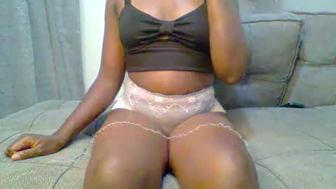 Snapshot of prettyqueen254 chatting on December 9, 2024, 9:37 pm pretty queen online show from December 9, 2024, 9:37 pm