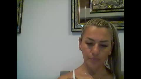 Snapshot of princesita2102 chatting on April 15, 2026, 2:51 am princesita2102 online show from April 15, 2026, 2:51 am