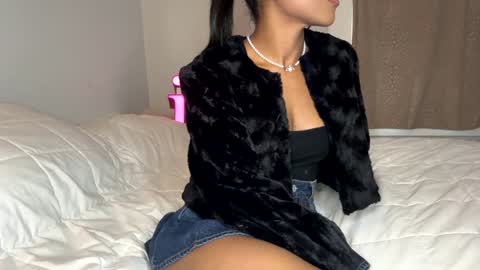 Snapshot of princessaleah chatting on December 7, 2024, 7:32 pm Princess Aleah online show from December 7, 2024, 7:32 pm