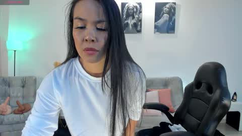 Pui Yeee  online show from April 17, 2026, 2:09 pm