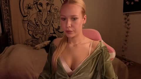 Snapshot of pureeangel chatting on May 29, 2026, 2:26 pm Megan online show from May 29, 2026, 2:26 pm