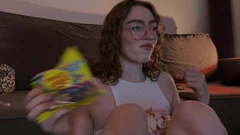 Snapshot of purity_ring chatting on December 22, 2024, 10:25 pm Marie online show from December 22, 2024, 10:25 pm