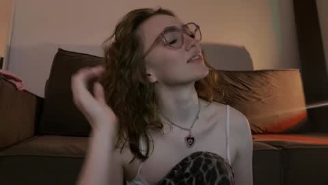 Snapshot of purity_ring chatting on December 26, 2024, 1:40 am Marie online show from December 26, 2024, 1:40 am