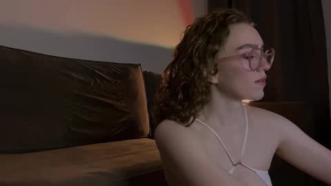 Snapshot of purity_ring chatting on February 19, 2025, 1:29 am Marie online show from February 19, 2025, 1:29 am