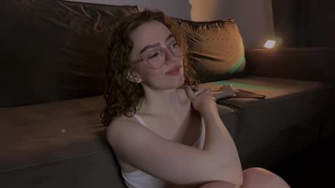 Snapshot of purity_ring chatting on February 19, 2025, 9:36 pm Marie online show from February 19, 2025, 9:36 pm