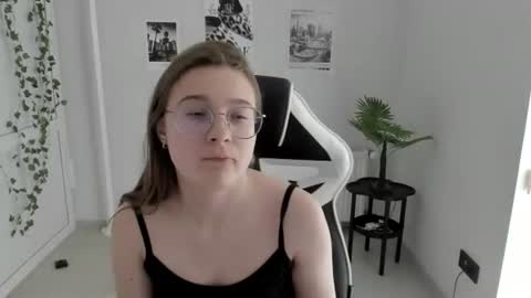 Snapshot of queen_amelie chatting on June 24, 2026, 8:02 am Amelie online show from June 24, 2026, 8:02 am