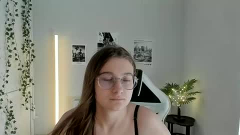 Snapshot of queen_amelie chatting on July 4, 2026, 7:36 am Amelie online show from July 4, 2026, 7:36 am