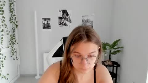 Snapshot of queen_amelie chatting on July 11, 2026, 8:17 am Amelie online show from July 11, 2026, 8:17 am