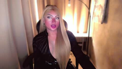 Snapshot of queenarthalia chatting on December 17, 2024, 3:17 pm ARTHA online show from December 17, 2024, 3:17 pm