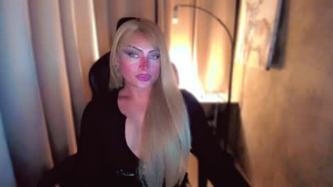 Snapshot of queenarthalia chatting on January 4, 2025, 7:44 pm ARTHA online show from January 4, 2025, 7:44 pm