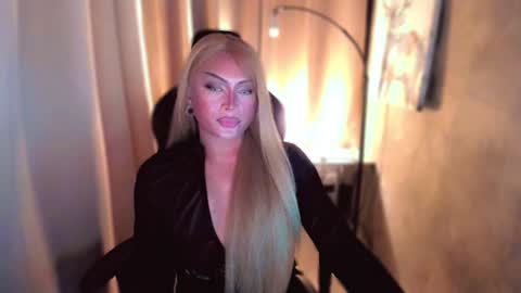 Snapshot of queenarthalia chatting on January 12, 2025, 10:22 pm ARTHA online show from January 12, 2025, 10:22 pm