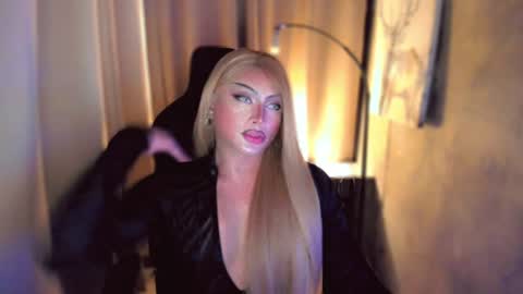 Snapshot of queenarthalia chatting on January 22, 2025, 10:15 pm ARTHA online show from January 22, 2025, 10:15 pm