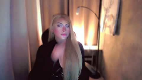 Snapshot of queenarthalia chatting on January 23, 2025, 7:18 pm ARTHA online show from January 23, 2025, 7:18 pm