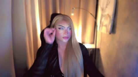 Snapshot of queenarthalia chatting on January 26, 2025, 6:49 am ARTHA online show from January 26, 2025, 6:49 am