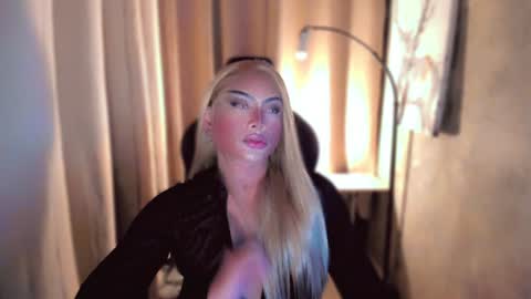 Snapshot of queenarthalia chatting on February 7, 2025, 4:46 pm ARTHA online show from February 7, 2025, 4:46 pm