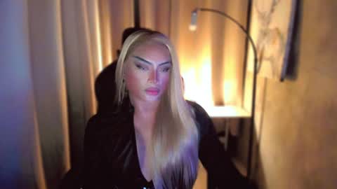 Snapshot of queenarthalia chatting on February 7, 2025, 7:49 pm ARTHA online show from February 7, 2025, 7:49 pm