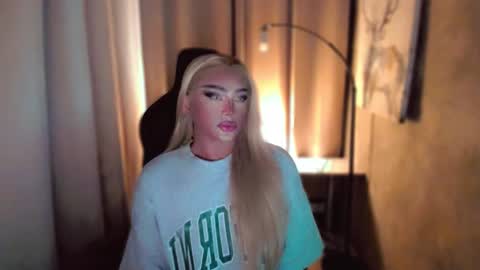 Snapshot of queenarthalia chatting on February 20, 2025, 5:51 pm ARTHA online show from February 20, 2025, 5:51 pm