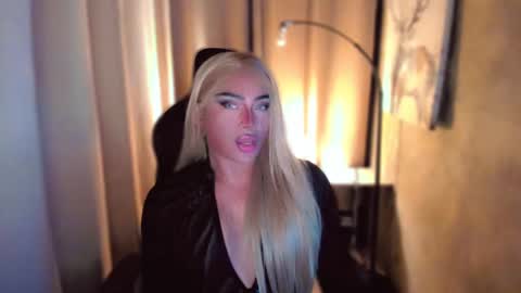 Snapshot of queenarthalia chatting on February 22, 2025, 6:52 pm ARTHA online show from February 22, 2025, 6:52 pm